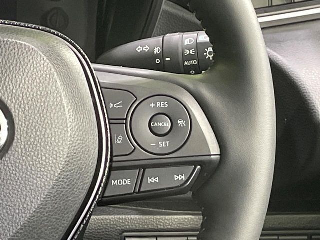 【レーダークルーズコントロール】高速道路での長距離走行が楽に！！自動で速度を保つクルーズコントロールが、衝突軽減システムと連携し、前方の車両を感知して車間を保つように速度調節してくれます！！