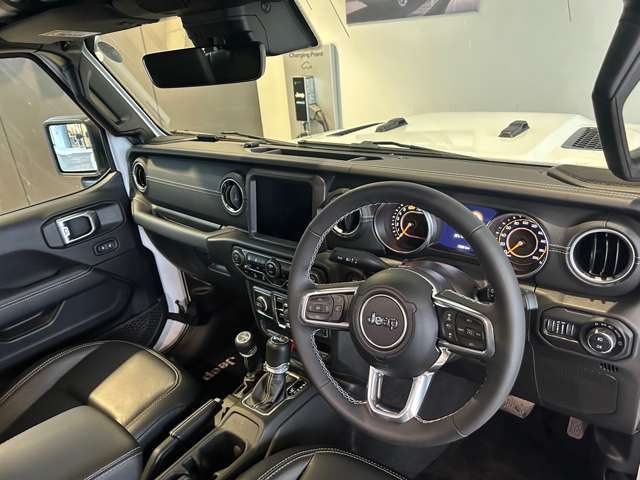 ステアリングを握ればJeepワールドが目の前に広がります。