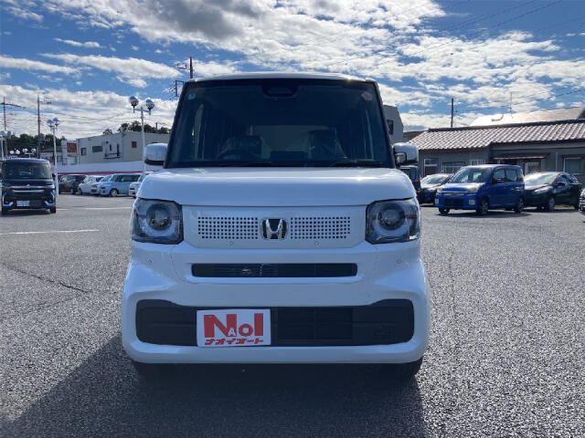 【当店のこだわり】入庫後のお車は選任スタッフによる細部清掃を実施しております。足回り、エンジンルーム、室内、室外を隅々まで綺麗にしております。展示車はピカピカです。全国配送も可能ですのでご相談下さい！