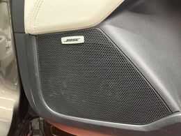 【BOSEサウンドシステム】メーカーオプションの高品位サウンドシステムを搭載。専用のチューニングが施された大小様々なスピーカーから良質なサウンドが奏でられ、臨場感あふれる音響空間を演出します。