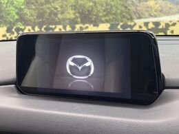 【マツダコネクトナビ】車内の雰囲気にマッチした一体型タイプのナビ。各種車輌設定やBluetooth再生等、様々な機能が楽しめます。直感的なダイヤル操作が可能で、使い勝手も良好です。