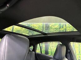 【大型サンルーフ】車内の解放感が一気に上がる大型のパノラマルーフ！季節を問わず開放的で快適なドライブをお楽しみいただけます。流通量も少なく希少価値の高い人気の装備です♪