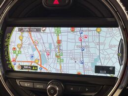 ●純正ナビ:一体感のあるナビは、高級感ある車内を演出してくれます。オーディオ機能も充実しておりますので、運転もより楽しめます♪