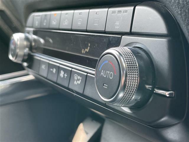 【デュアルエアコン】運転席と助手席の音戸調整を各々でできるので、暑がりの方でも寒がりの方でもオススメです！