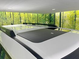 【サンルーフ】開放感たっぷりの希少装備、サンルーフが装着されています！車内に明かりを取り入れたり景色を楽しむ以外にも、車内の空気も簡単に換気できて快適です！