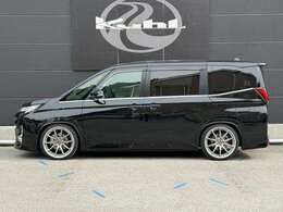 アティチュードブラックマイカの車体にKCV02の20インチアルミホイールがよく似合います！こちらのお車はダウンサスにてローダウンをしておりますが、車高調に変更する事も可能でございます！