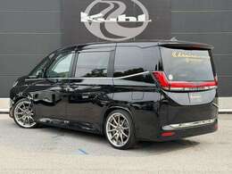 インテックさんのフルLEDシーケンシャルテールランプが装着されています！グレードによってはバックドア側のランプが光らないことで有名なノアですが、その物足りなさを解消し、存在感を醸し出してくれます！