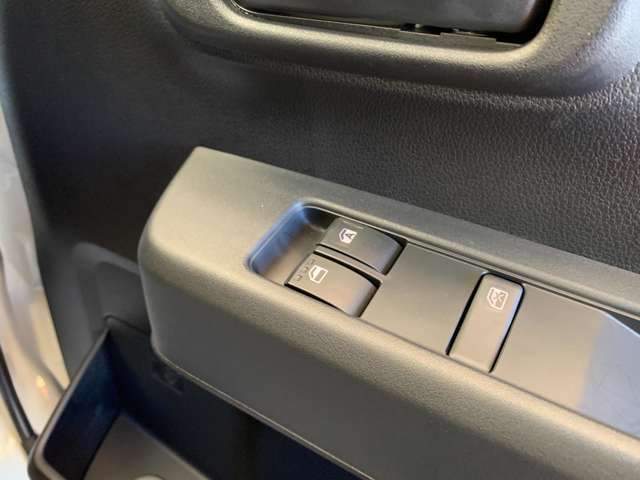 パワーウィンドウの操作スイッチです。
