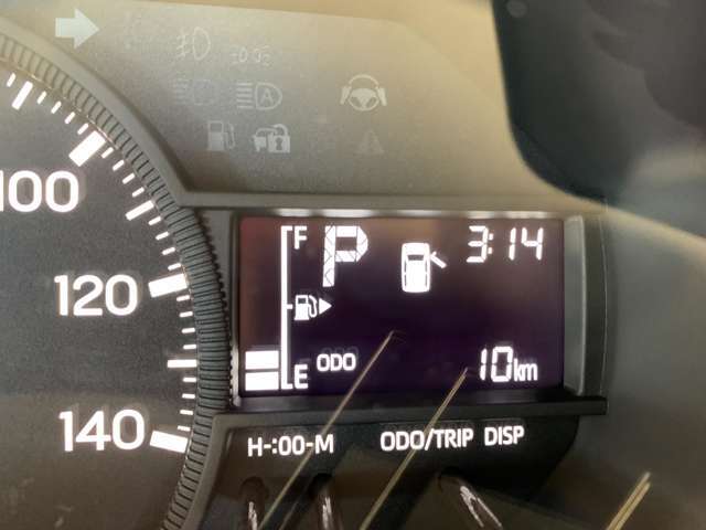メーター内のディスプレイでは半ドア時にどこのドアが開いているか教えてくれます。これは運転席が半ドア時の表示です。