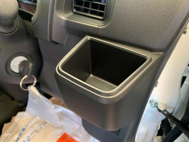 紙パックも置ける四角のドリンクホルダーです。