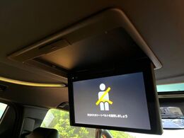 【フリップダウンモニター】大画面モニターで後席でもエンタメをお楽しみいただけます。小さなお子様にも大人気の装備です♪