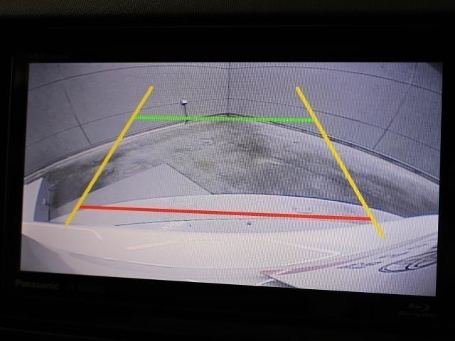 目視では確認しづらい車両後方を表示するカラーバックモニターが装備されています。スムーズな車庫入れや縦列駐車をサポートします。