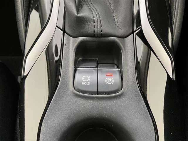 指先でパーキングブレーキの操作ができます。ブレーキホールドもついているので停止中に、ブレーキペダルから足を離しても停止状態を維持し続けてくれます。信号待ちなどの際に非常に便利です。