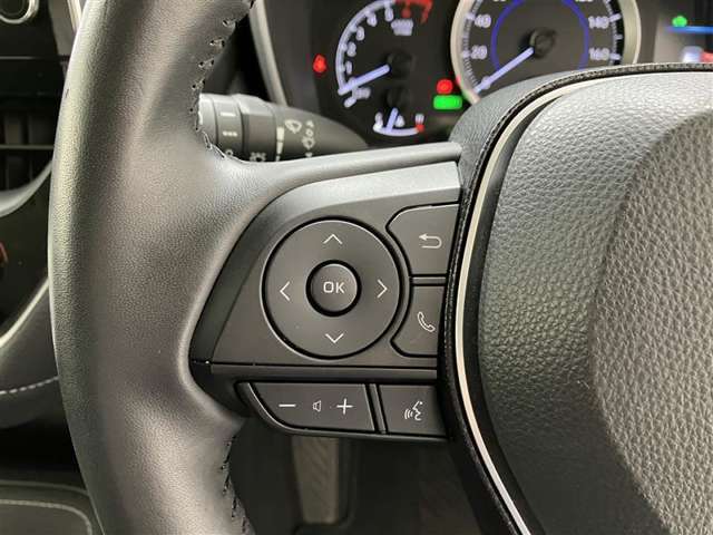 運転中、オーディオの操作をしてて、ハッとしたことはありませんか？ステアリングスイッチは、運転中でもハンドルでオーディオの操作が可能です。安全なドライブをサポートします。