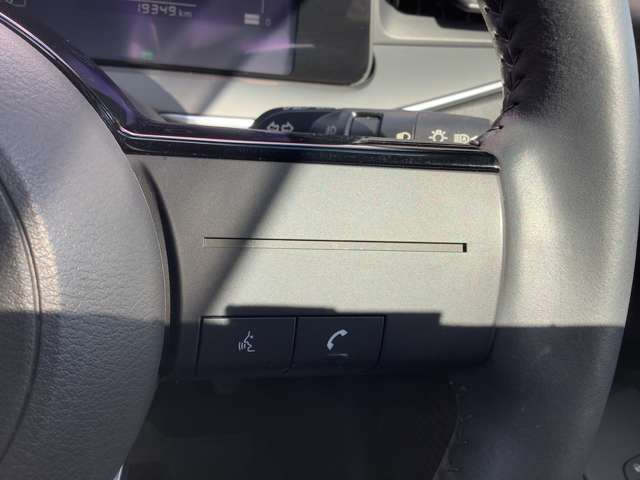 ★ステアリングスイッチ・・・走行中でもハンドルから手を離すことなくオーディオの操作ができるステアリングスイッチ付き。