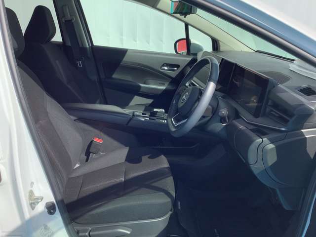 運転席まわりです。実際に座ってみて、乗り心地を体験してみてください。
