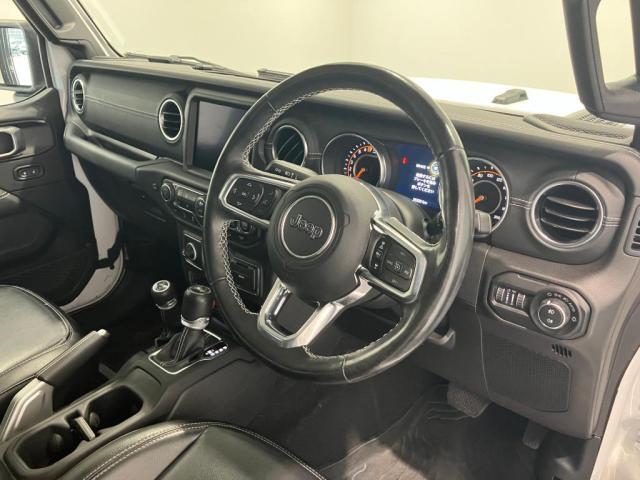 運転席周りです。