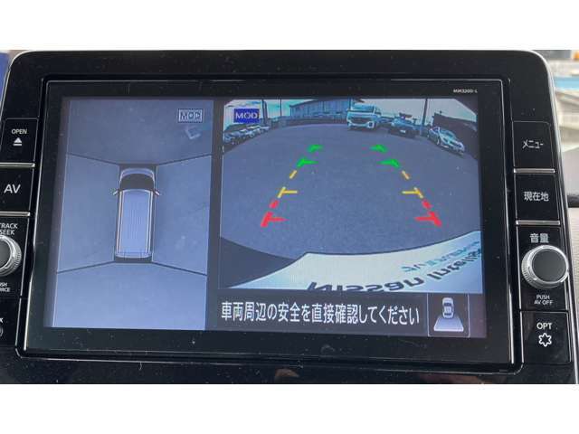 アラウンドビューモニターです。4つのカメラからの映像を合成・処理することで空から見下ろすような視点で周囲を確認でき、駐車時のクルマの位置確認がスムーズになります。