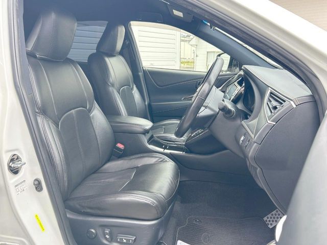 運転席まわりには十分なスペースがあり、大柄な方でもゆったり運転していただける環境です。