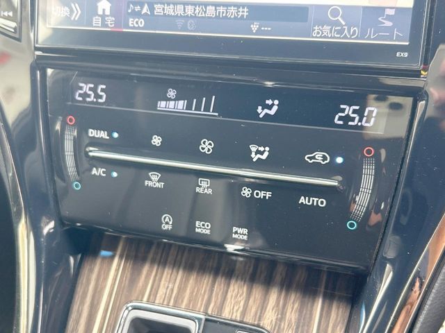 【オートエアコン】一度お好みの温度に設定すれば、車内の温度を検知し風量や温度を自動で調整。暑い…寒い…と何度もスイッチ操作をする必要はありません。快適な車内空間には必須の機能ですね♪