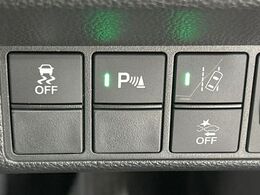 【ホンダセンシング】走行中に前方の車両等を認識し、衝突しそうな時は警報とブレーキで衝突回避と被害軽減をアシスト。より安全にドライブをお楽しみいただけます。