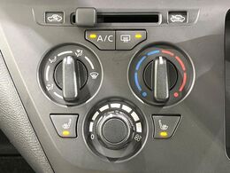 寒い冬も暑い夏も全席に快適な空調を届けてくれる、ダイヤル式エアコンを装備♪