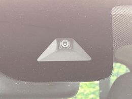 【三菱e-Assist】走行中に前方の車両等を認識し、衝突しそうな時は警報とブレーキで衝突回避と被害軽減をアシスト。より安全にドライブをお楽しみいただけます。