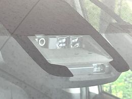 【トヨタセーフティセンス】走行中に前方の車両等を認識し、衝突しそうな時は警報とブレーキで衝突回避と被害軽減をアシスト。より安全にドライブをお楽しみいただけます。
