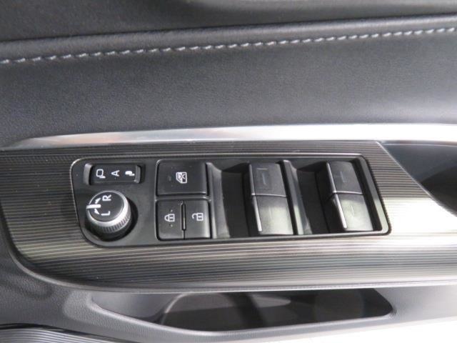 パワーウィンドウのスイッチです。　運転席にいながら助手席や後席の窓を開け閉めできるので、大変便利です。
