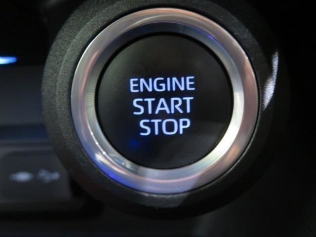 エンジンスタートボタンです。キーが車内にあれば、エンジンの始動・停止はブレーキを踏んでスイッチを押すだけ！キーを取り出す手間を省き、ワンプッシュでエンジンを操作するので簡単でスムーズです。