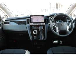 インパネシフトですので、運転席足元もゆったり、広々快適です♪助手席へのウォークスルーも楽々可能！