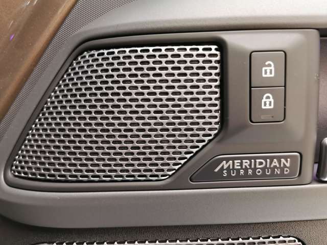 【MERIDIANサラウンドサウンドシステム】英国の歴史あるオーディオブランド「MERIDIAN」の音響システムを搭載。通常モデルよりも更に出力の高い『サラウンド』モデルです！！