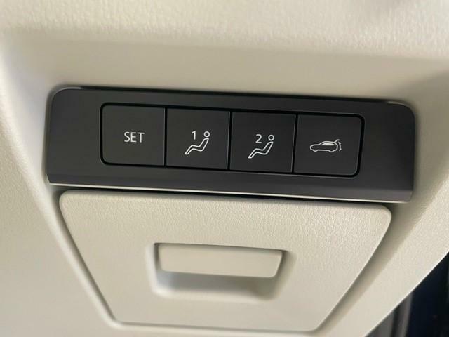 運転席シート位置 （角度、前後位置、全体高さ、前端高さ）が調節できます。また、アクティブドライビングディスプレイの表示位置や輝度、ドアミラーの角度をメモリーに保存することもできます。
