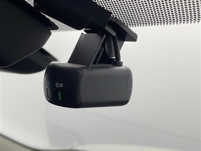 【ドライブレコーダー】映像・音声などの運転中の記録を残します。事故などを起こした起こされた時の証拠になりえますので、もしも時でも安心ですね。