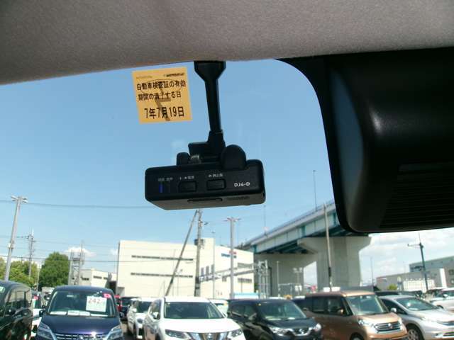 日産純正ドライブレコーダーが室内にも装備されています。万が一の時に安心です。