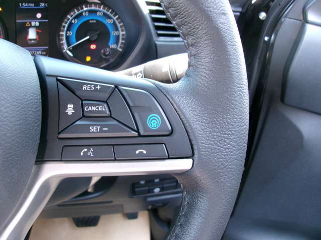 プロパイロット搭載！ルークスがアクセル、ブレーキを自動でコントロールして前のクルマとの車間距離を保つ手助けをします。