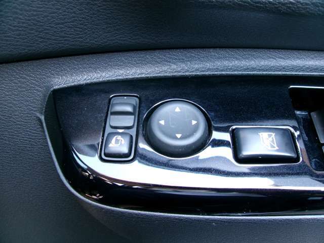 ドアミラーの鏡面の調節、格納は運転席からすべて操作できます！