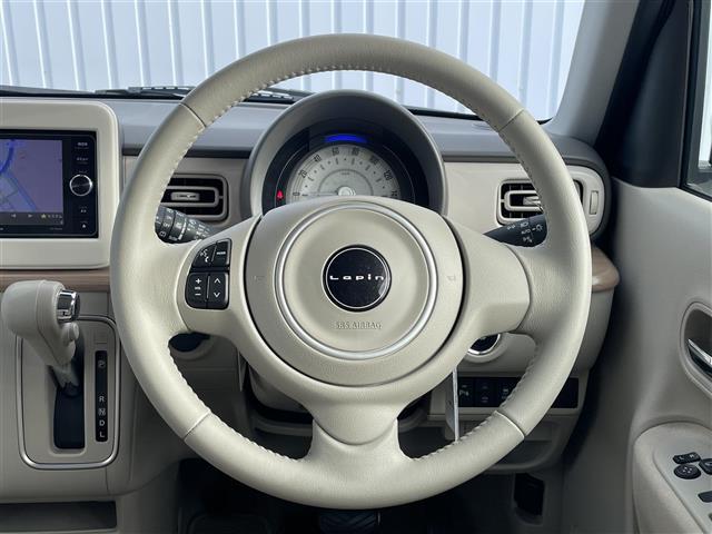 【ステアリング】軽い力で扱いやすいハンドルです。目立つ傷やスレなどなく綺麗な状態です！除菌プランいれていただくとさらに快適に！清潔なお車はお子様にも安心ですね！