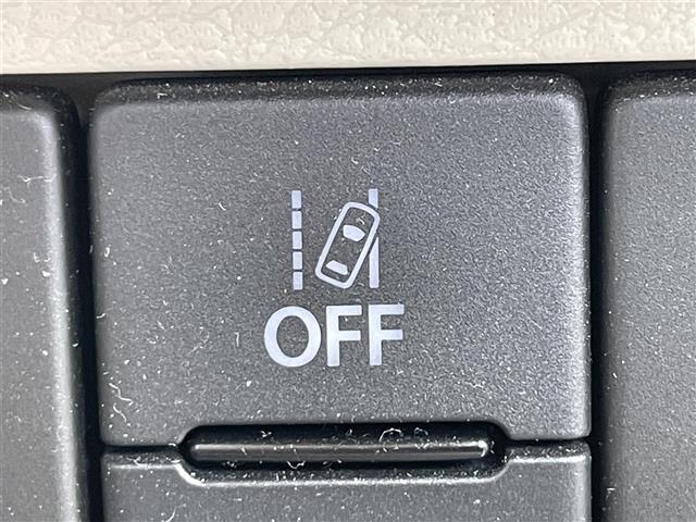 【車線逸脱警報機能】走行中に左右の区画線を検知して進路を予測。前方不注意などで車線をはみ出しそうになると、ブザー音などの警報によってドライバーに注意を促します！