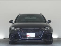 Audiデザインの特徴であるシングルフレームグリルが存在感を主張します。