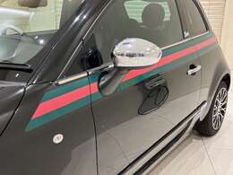 クロームのサイドミラーがブラックのボディに映えます。