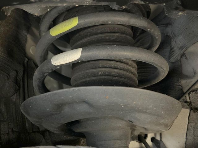 お車を安心してお乗りいただく為には、足回りの定期点検が欠かせません。サービスサポート（有償保証）では無料点検もご提供しており、安心のカーライフをお過ごしいただけるサポート体制が整っています。