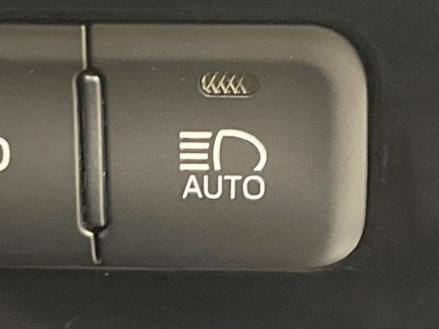 【アダプティブハイビーム】遠くまで明るく照らすハイビームを先行車や対向車に照射しない様、自動で調整！毎回手動で切り替える必要がなく、夜間走行時のストレスも軽減。安全性向上にも寄与します。