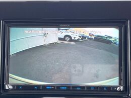 【バックカメラ】駐車時に後方がリアルタイム映像で確認できます。大型商業施設や立体駐車場での駐車時や、夜間のバック時に大活躍！運転スキルに関わらず、今や必須となった装備のひとつです！