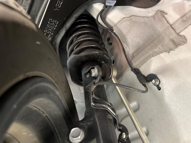 お車を安心してお乗りいただく為には、足回りの定期点検が欠かせません。サービスサポート（有償保証）では無料点検もご提供しており、安心のカーライフをお過ごしいただけるサポート体制が整っています。