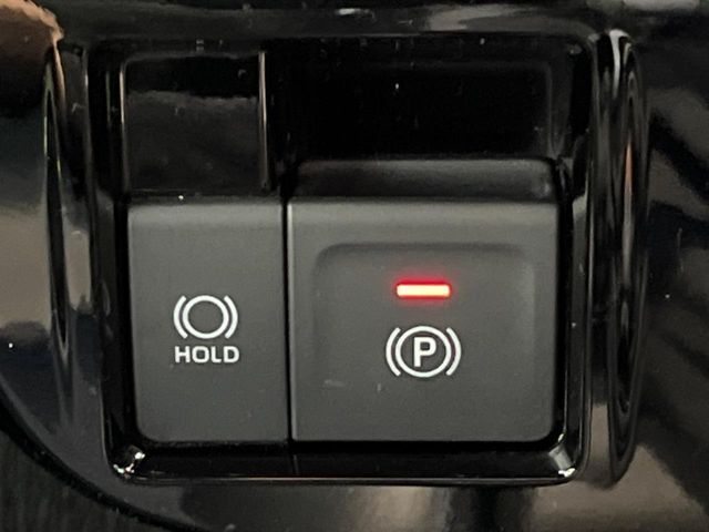 【電動パーキングブレーキ】パーキングブレーキは便利な電動式！ボタン一つで操作でき、アクセルを踏めば自動で解除されます♪レバーやペダルが無いので運転席廻りもすっきりしますね♪