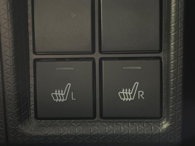 【シートヒーター】寒い日に重宝するシートヒーター！エアコンより早く温まってくれるので寒がりの人も安心ですね♪エアコンの温風は乾燥するから苦手、という方にもをおすすめです。