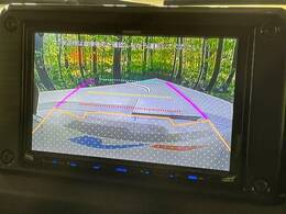 【バックカメラ】駐車時に後方がリアルタイム映像で確認できます。大型商業施設や立体駐車場での駐車時や、夜間のバック時に大活躍！運転スキルに関わらず、今や必須となった装備のひとつです！
