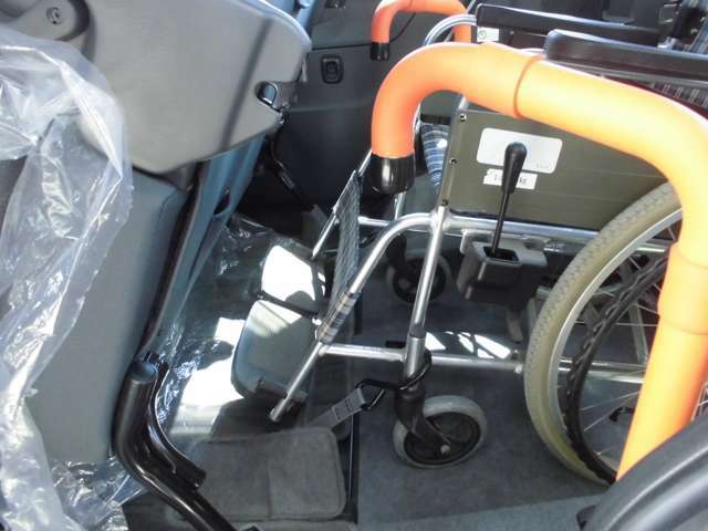 車いすで乗車した際の足元の余裕はこれぐらいです。