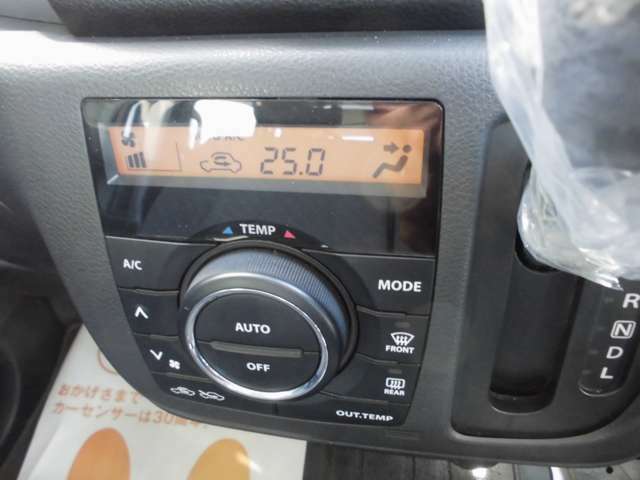 温度設定のみで車内を快適に保ってくれる、フルオートエアコンを装備しています。